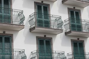 Jaký je rozdíl mezi balkónem, terasou a lodžií?