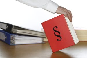 Griff zum Gesetzbuch